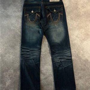 TRUE RELIGION BILLY SUPER T
Whisker Denim Easy Fit 32x33 Size